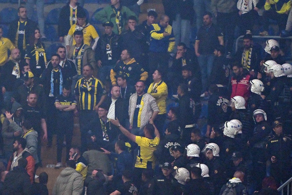 Maç sonu Kadıköy karıştı: 90+4'teki şokun ardından taraftarlar basın tribününe girdi - 4