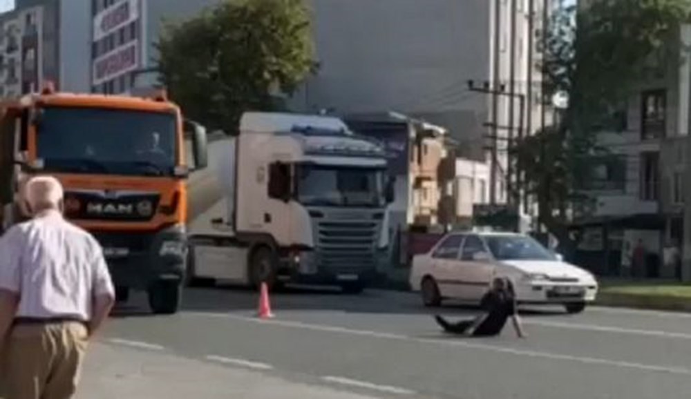 Yolun ortasına yattı, trafiği tehlikeye attı - 5