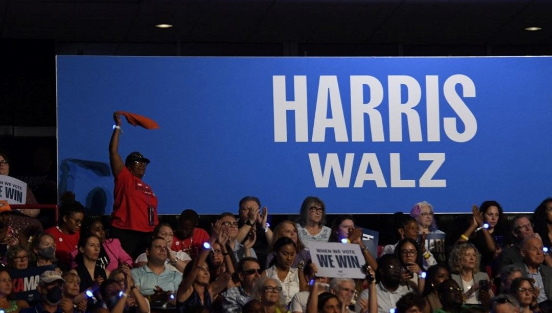 Harris ve Walz'dan ilk miting: "Trump ekonomiyi batırdı"