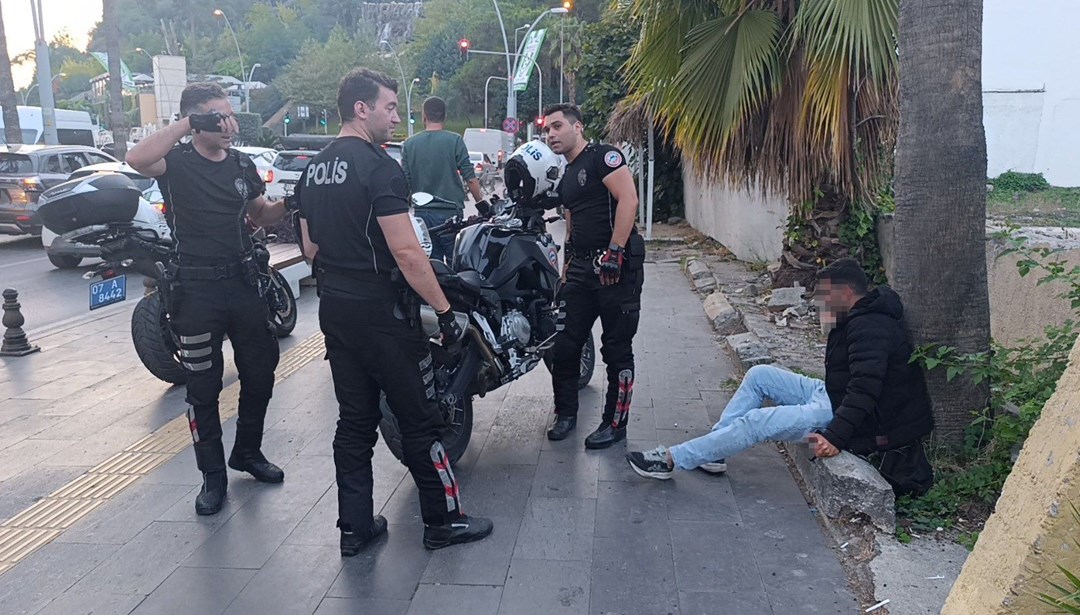 Polisleri görünce elini öptü: Baygın halde durakta bulundu