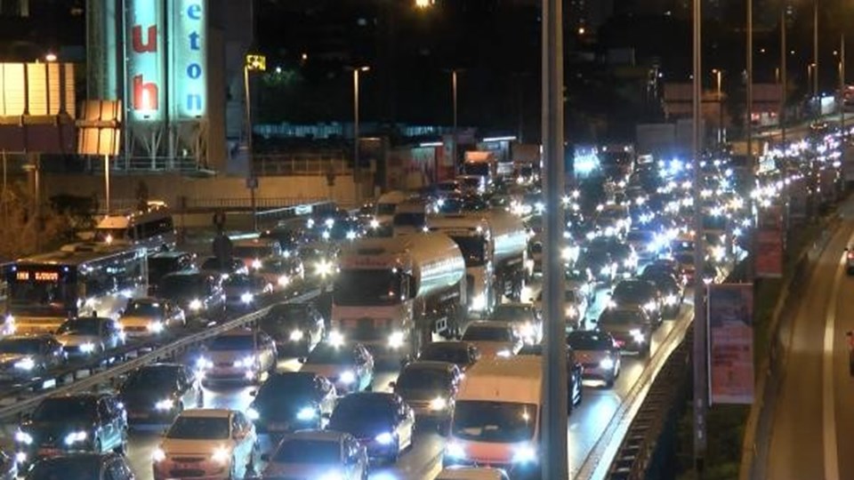 Kadıköy'de vatandaş üst geçitten düştü: Sürücüler kurtardı - 1