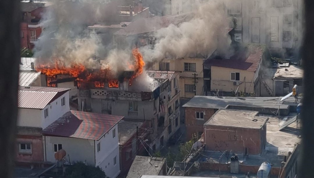 Adana'da 3 katlı ev yanarak kullanılamaz hale geldi