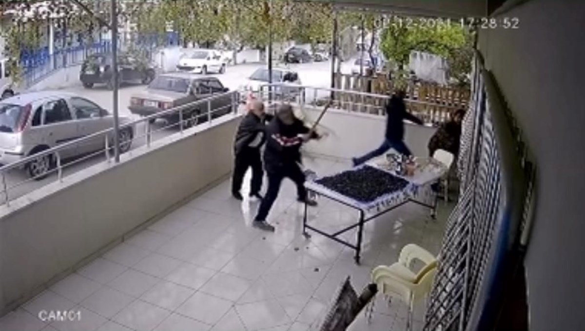 Evini boşaltmasını istediği oğlu ve torunu tarafından tekme tokat dövüldü