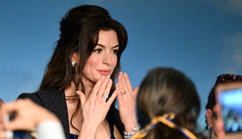 Oscar'lı oyuncu Anne Hathaway 10 erkekle öpüşmek zorunda kaldığını söyledi