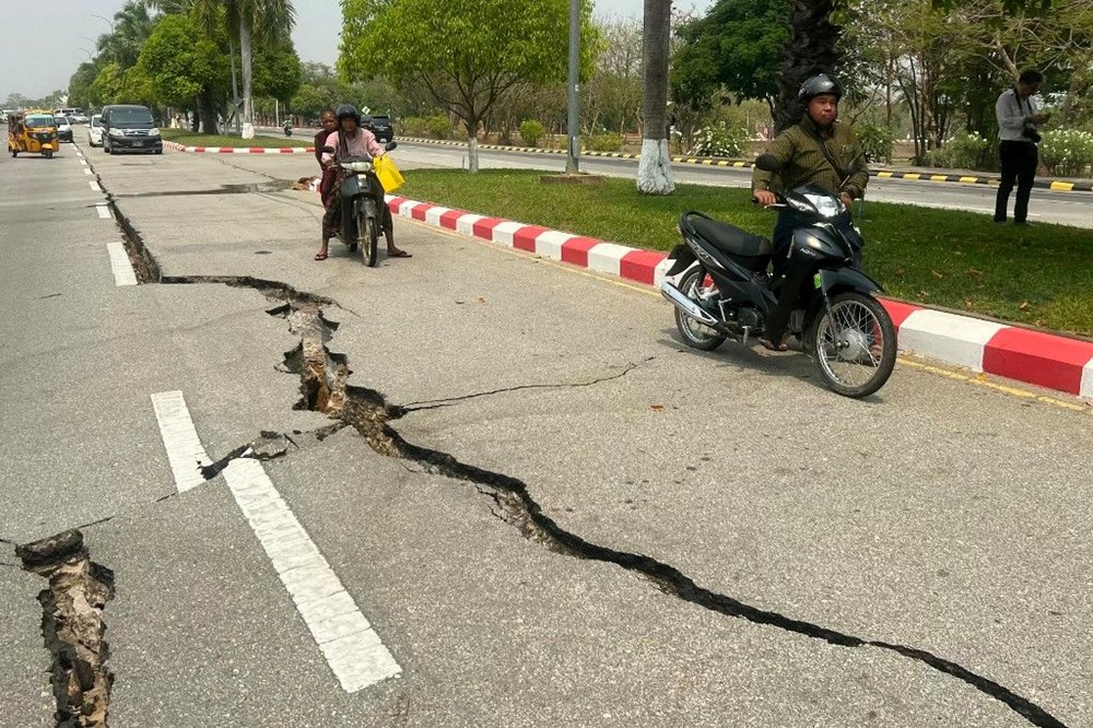 Myanmar'da 7.7 büyüklüğünde deprem! Gökdelenler yıkıldı, yollar yarıldı, işçiler enkaz altında - 3