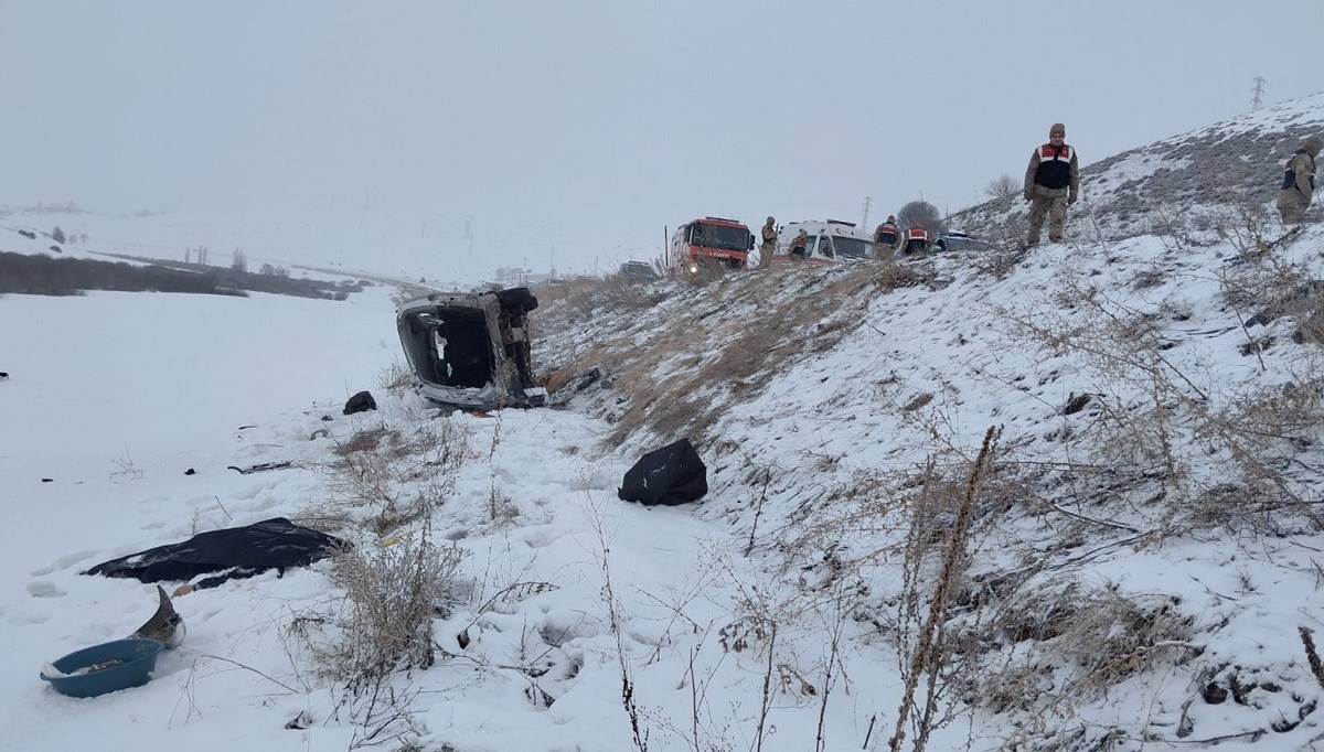 Erzurum'da feci kaza: 2 ölü, 3 yaralı Erzurum'da feci kaza: 2 ölü, 3 yaralı