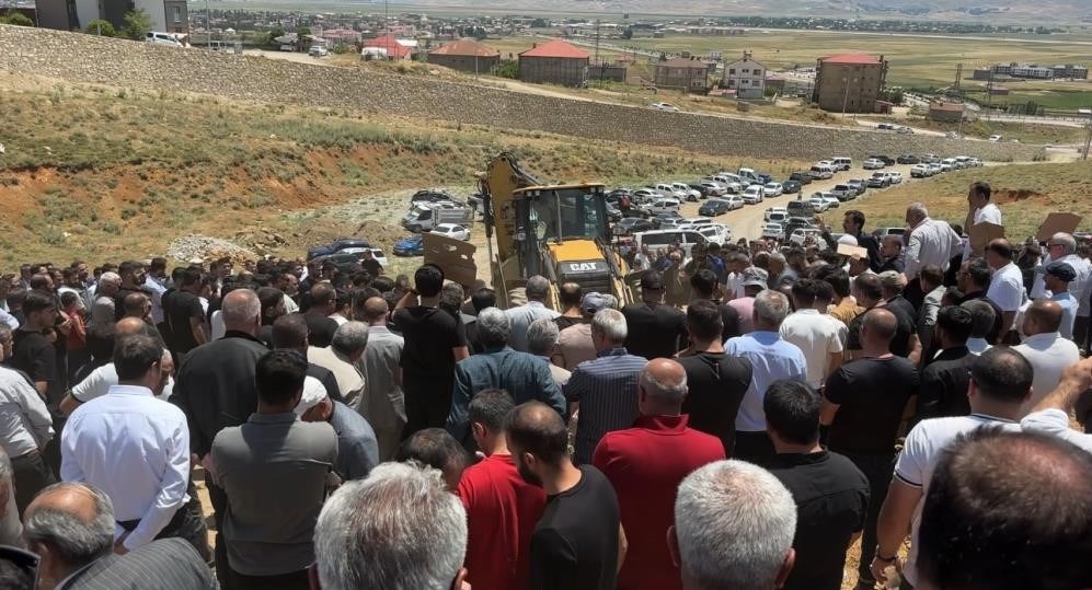 Karael, memleketinde toprağa verildi