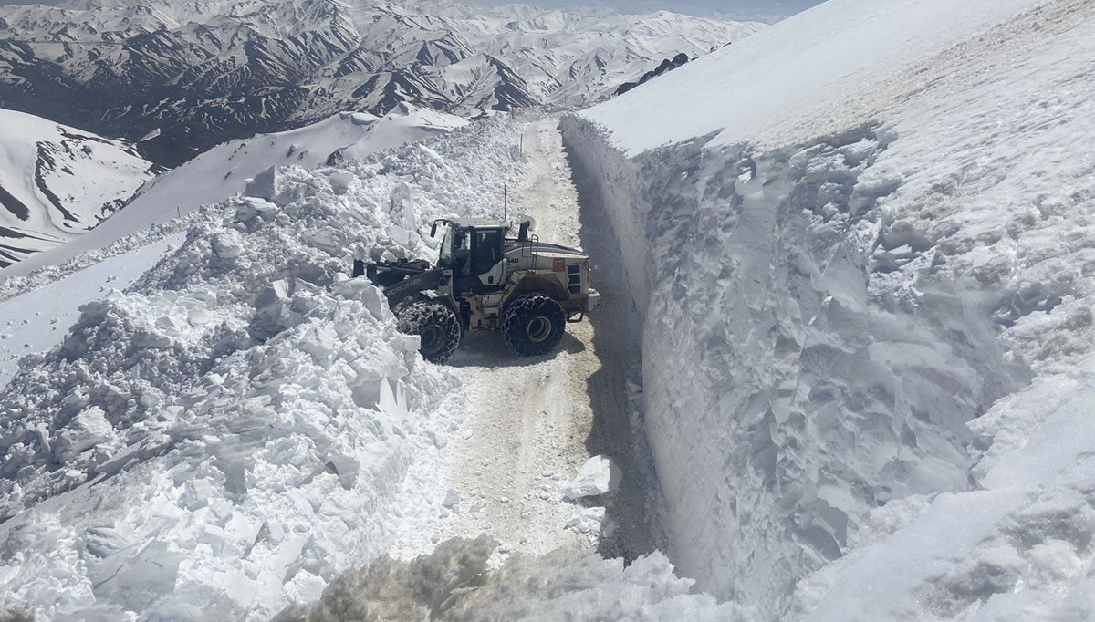 Hakkari'de kar nedeniyle kapanan üs bölgesinin yolu bir haftada açıldı