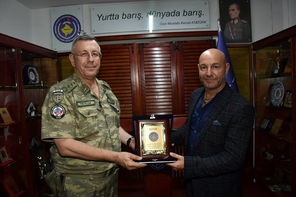 Ediz Hun, Çağan Irmak ve Yiğit Özşener'den Kosova'da görevli Türk askerine ziyaret - 2