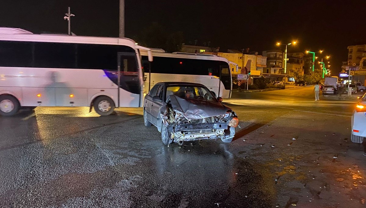 Otomobil ile ticari araç kavşakta çarpıştı: 3 yaralı Otomobil ile ticari araç kavşakta çarpıştı: 3 yaralı