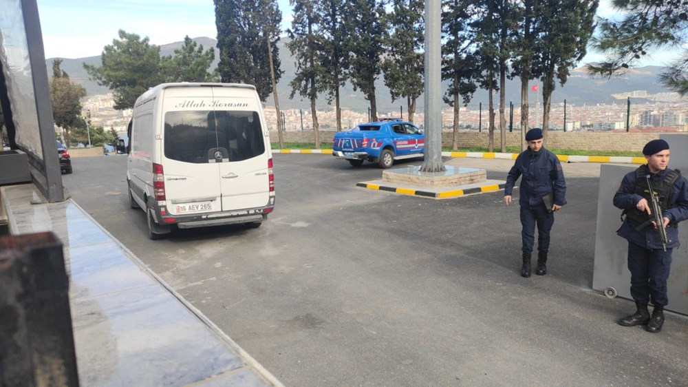 Benzin istasyonunda sucuk yıkayan iki kişi ve araç sahibi gözaltında - 2