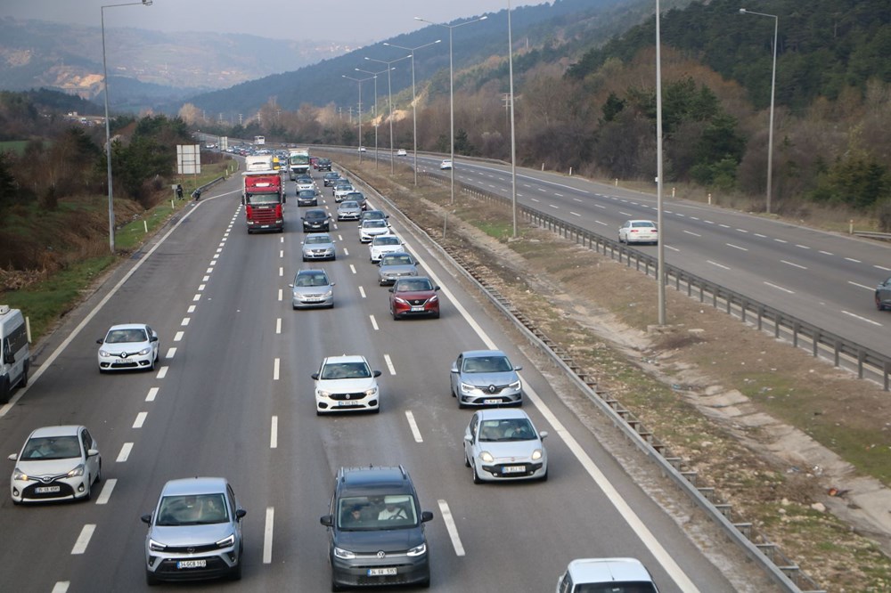 Akın akın geldiler: 9 günlük tatil başladı, kilometrelerce kuyruk oluştu - 4