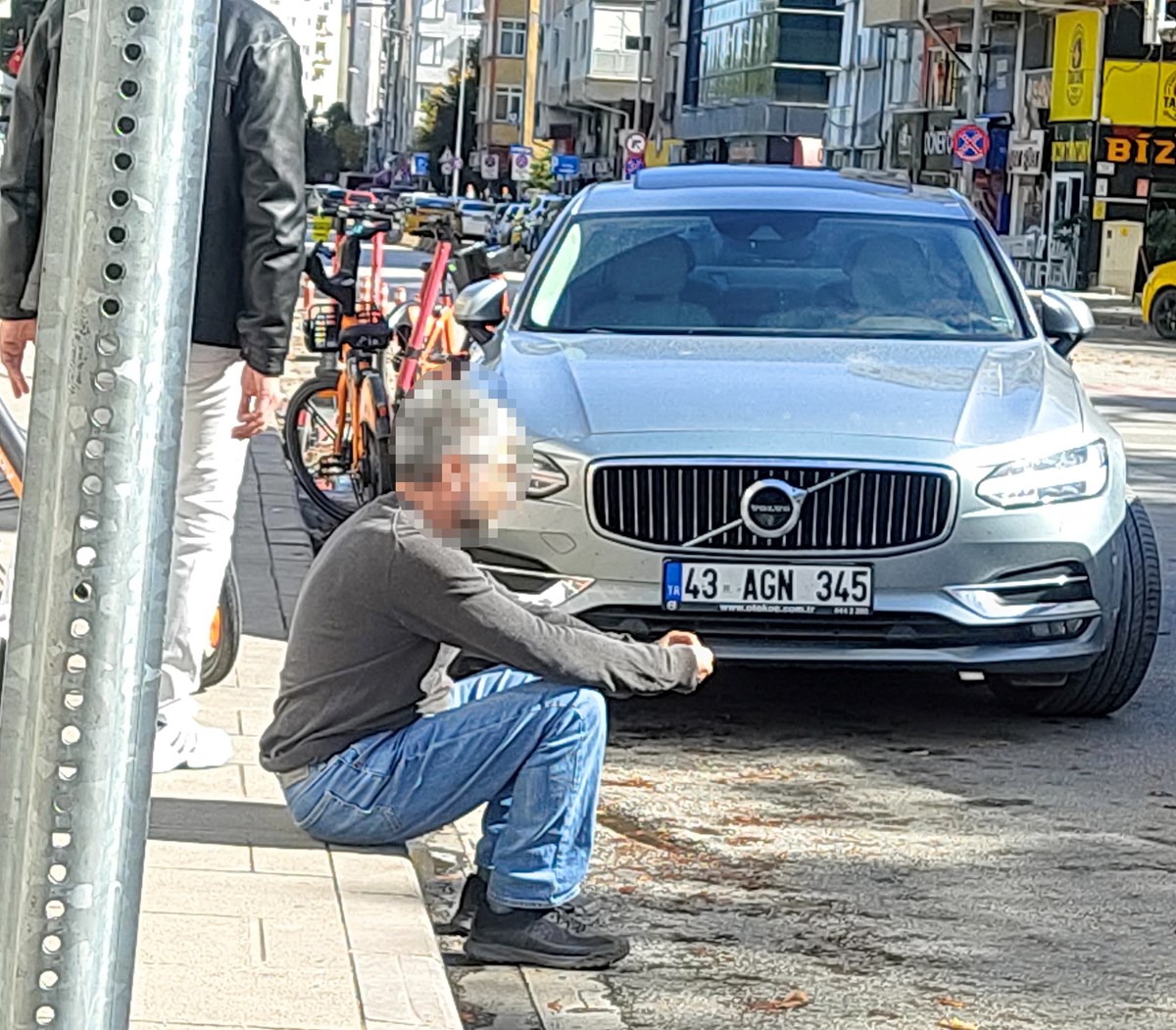 Öte yandan, cep telefonuyla kaydedilen görüntülerde babanın oldukça sinirli olduğu ve çocuğun korktuğu görülüyor. Öte yandan, cep telefonuyla kaydedilen görüntülerde babanın oldukça sinirli olduğu ve çocuğun korktuğu görülüyor.