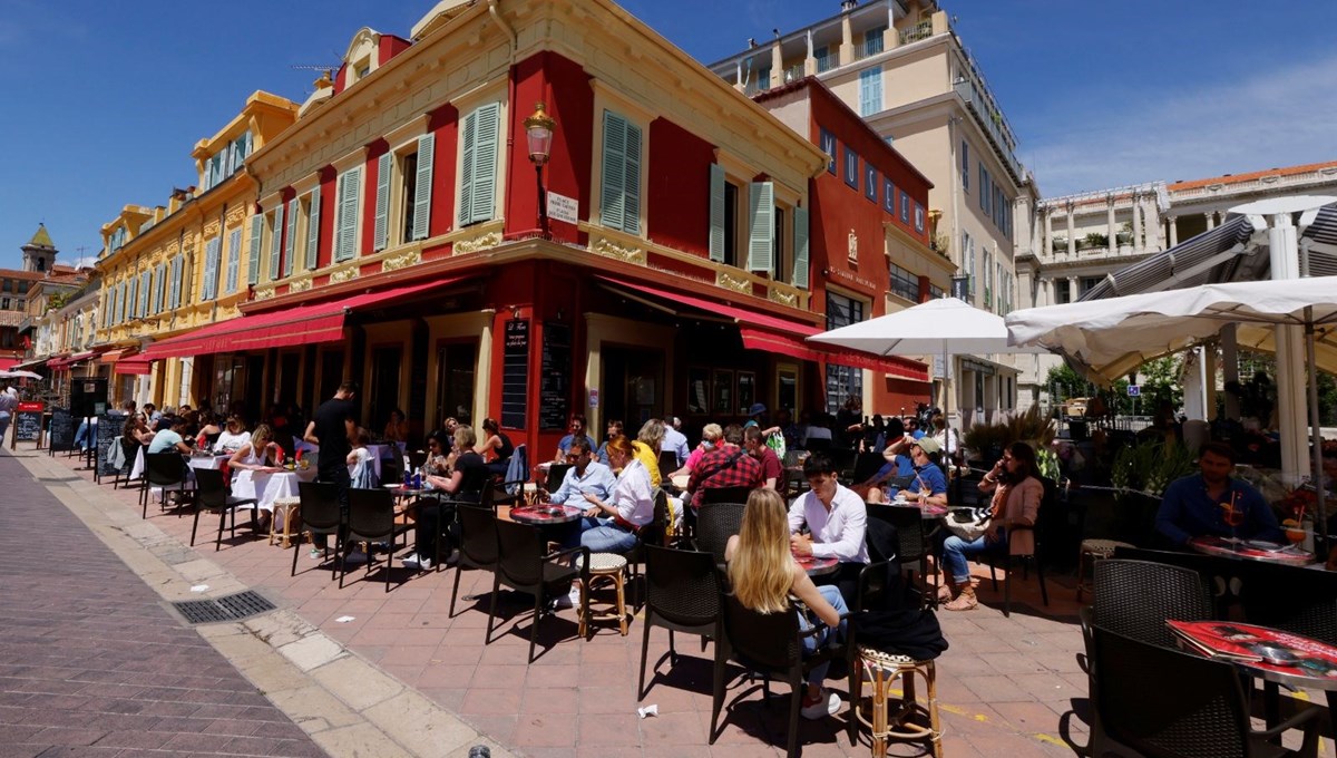 Avusturya'da Covid-19 aşısı yaptırmayanlar restoran, kuaför ve otellere giremeyecek