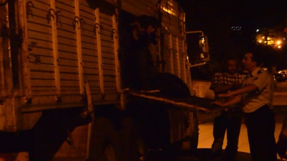 İzmir'de kamyon kasasında 115 kaçak göçmen yakalandı - 1