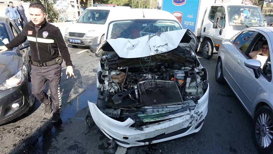 Bağcılar'da yolcu minibüsü ile hafif ticari araç çarpıştı: 5 yaralı - 1