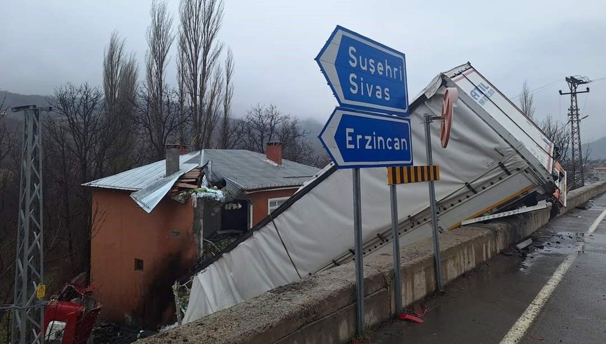 Sivas'ta ilginç olay: Üzerine sürekli kamyon ve TIR uçuyor Sivas'ta ilginç olay: Üzerine sürekli kamyon ve TIR uçuyor