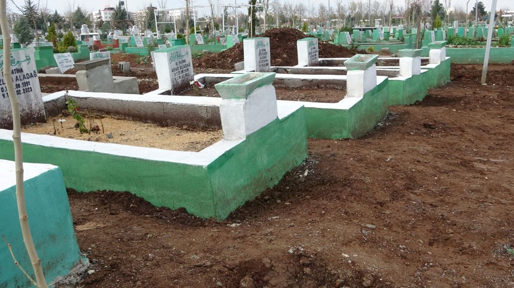 Diyarbakır’da yağmur sonrası depremzedelerin mezarları çöktü - 4