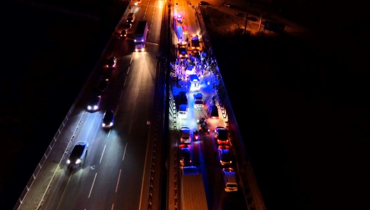 6 aracın karıştığı zincirleme kazada 4 kişi yaralandı 6 aracın karıştığı zincirleme kazada 4 kişi yaralandı