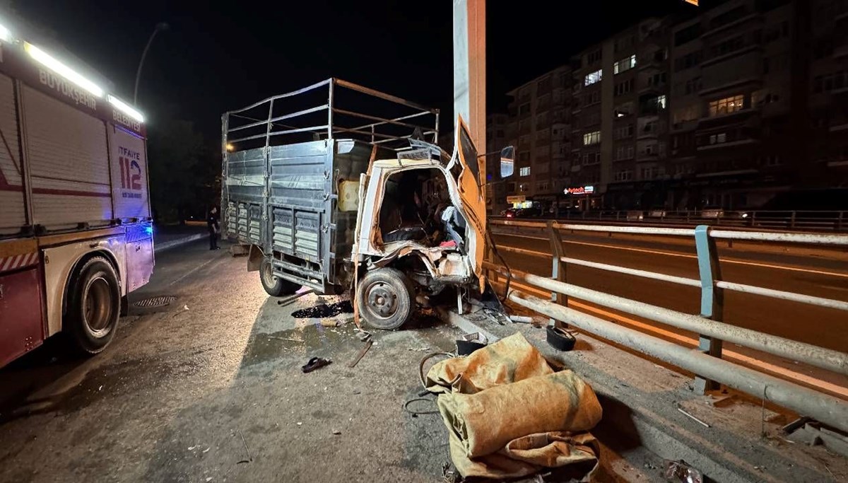 Kamyonet yön tabelasına çarptı Kamyonet yön tabelasına çarptı