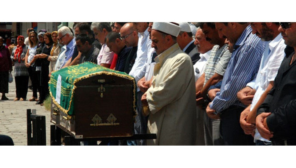 ‘Avukatı öldürüp gecelik giydirdiler’