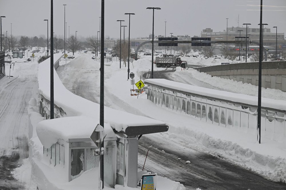 ABD'de hayat durdu: Kar fırtınası hava ve kara trafiğini felç etti - 10