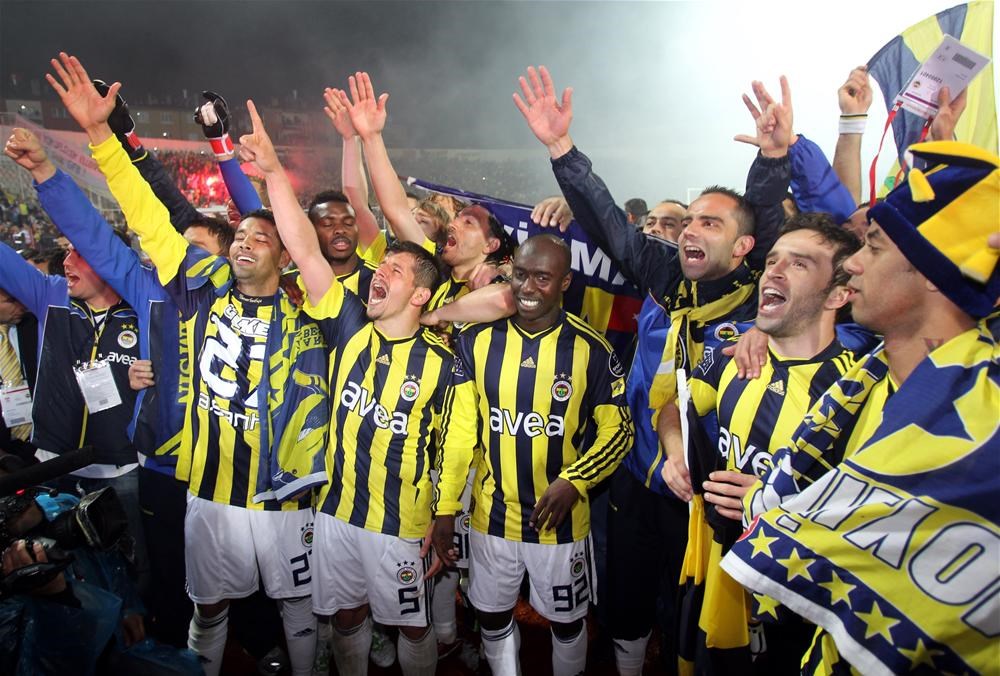 Fenerbahce mac. Фенербахче 2010-2011. 2010-2011 Sampiyonu Fenerbahce. Батлы Fenerbahçe. Fenerbahçe Енблема.