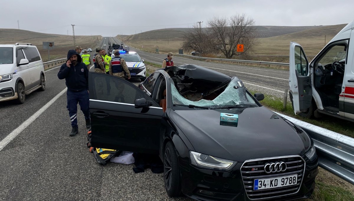 TIR'ın tekeri fırlayıp otomobilin tavanına düştü: 1 ölü