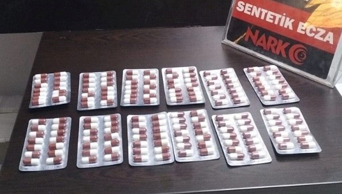 168 adet sentetik ecza hapı ele geçirildi 168 adet sentetik ecza hapı ele geçirildi