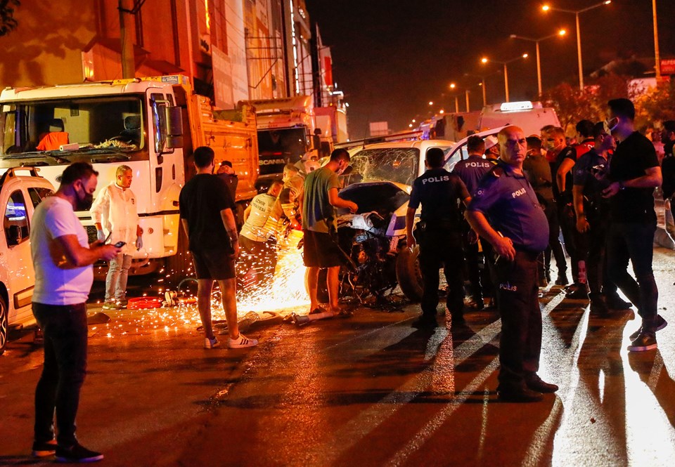 İzmir'de polis aracıyla otomobil çarpıştı: 1 polis şehit, 1'i polis 4 yaralı - 2