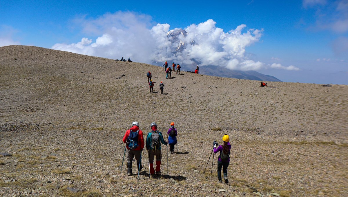 Turizme açılan Küçük Ağrı Dağı dağcıları ağırlıyor Turizme açılan Küçük Ağrı Dağı dağcıları ağırlıyor