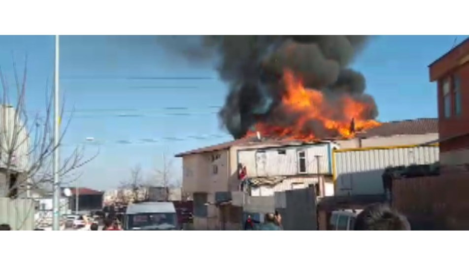 Ataşehir�de mobilya imalathanesinin çatısında yangın NTV Ataşehir�de mobilya imalathanesinin çatısında yangın NTV