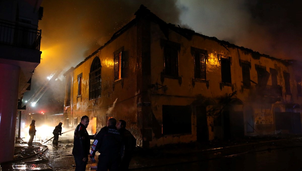 Hatay'da yangın: Depremin yıkamadığı 200 yıllık tarihi binayı yangın kül etti
