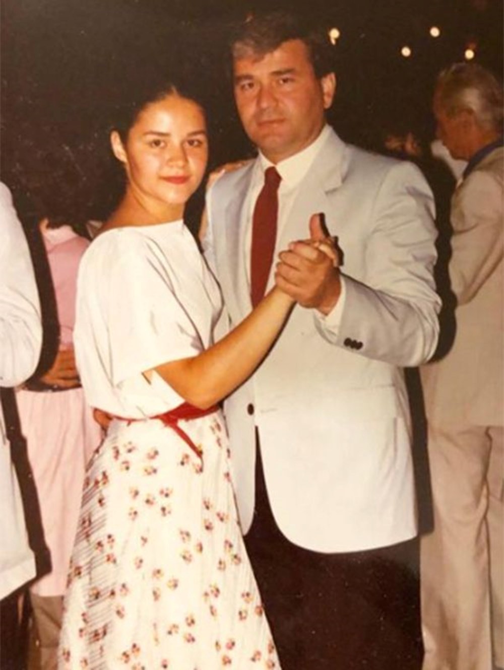 Su Burcu Yazgı Coşkun'dan nostaljik kare (Ünlülerin çocukluk ve gençlik halleri) - 249