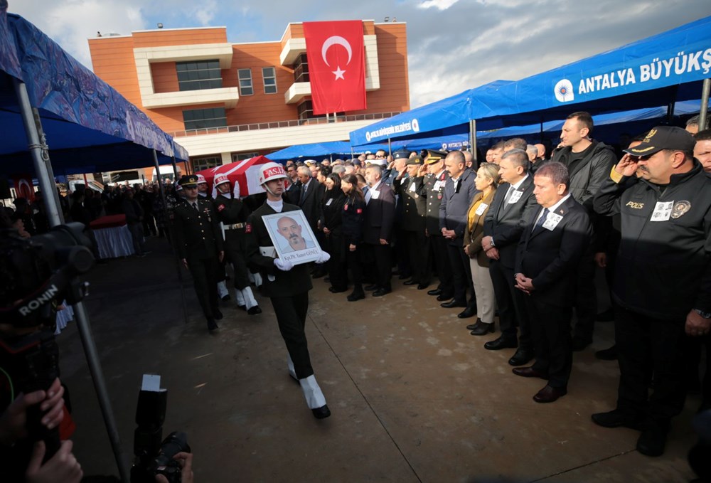 Helikopter
kazası kurbanlarına veda: Antalya’da gözyaşları sel oldu - 3