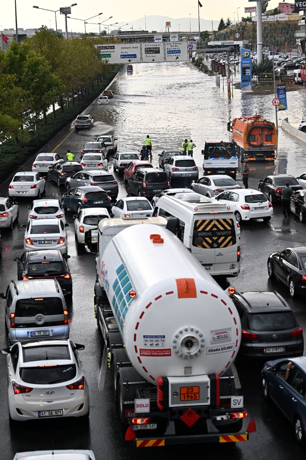 Ankara'yı kuvvetli sağanak vurdu: Yollar göle döndü, iş yerlerini su bastı - 14