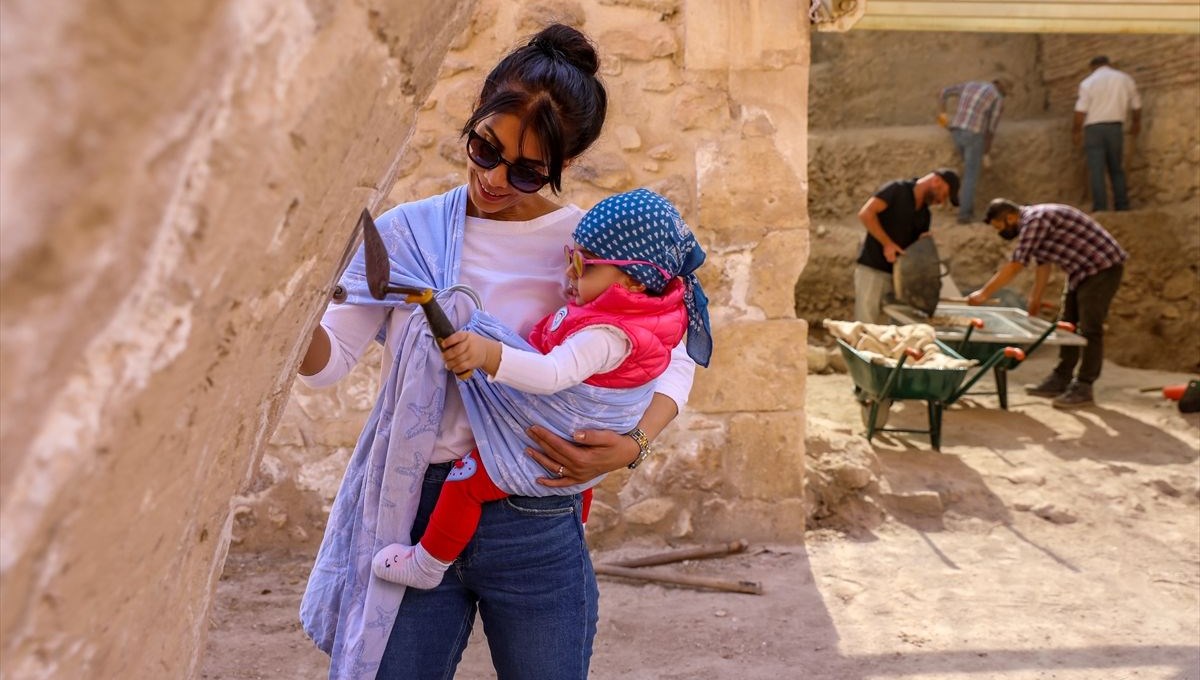 Arkeolog çiftin bebeği Sarya Hasankeyf kazı ekibinin neşe kaynağı oldu
