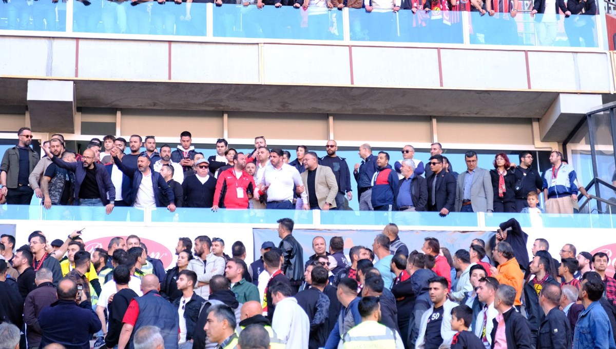 Şampiyonluk umudu kalamayan Eskişehirspor'da başkan taraftarla tartıştı Şampiyonluk umudu kalamayan Eskişehirspor'da başkan taraftarla tartıştı