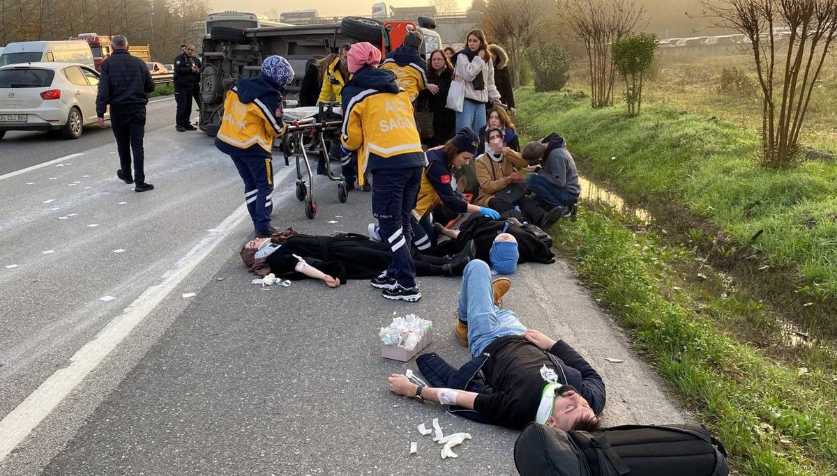 Otomobil minibüsü devirdi: 17 yaralı Otomobil minibüsü devirdi: 17 yaralı