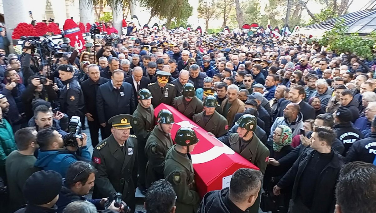 Binbaşı Yetişen'e son veda: Evlilik yıl dönümünde şehit oldu, kızının doğum gününde son yolculuğuna uğurlandı