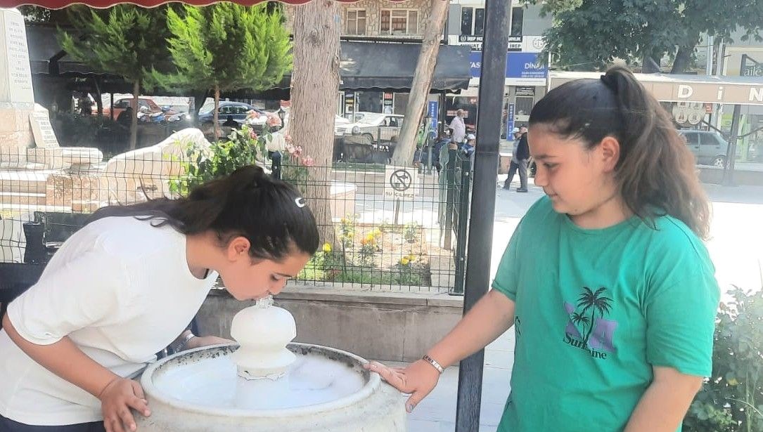 Bu ilçenin sokaklarındaki çeşmeden buz gibi doğal kaynak suyu akıyor