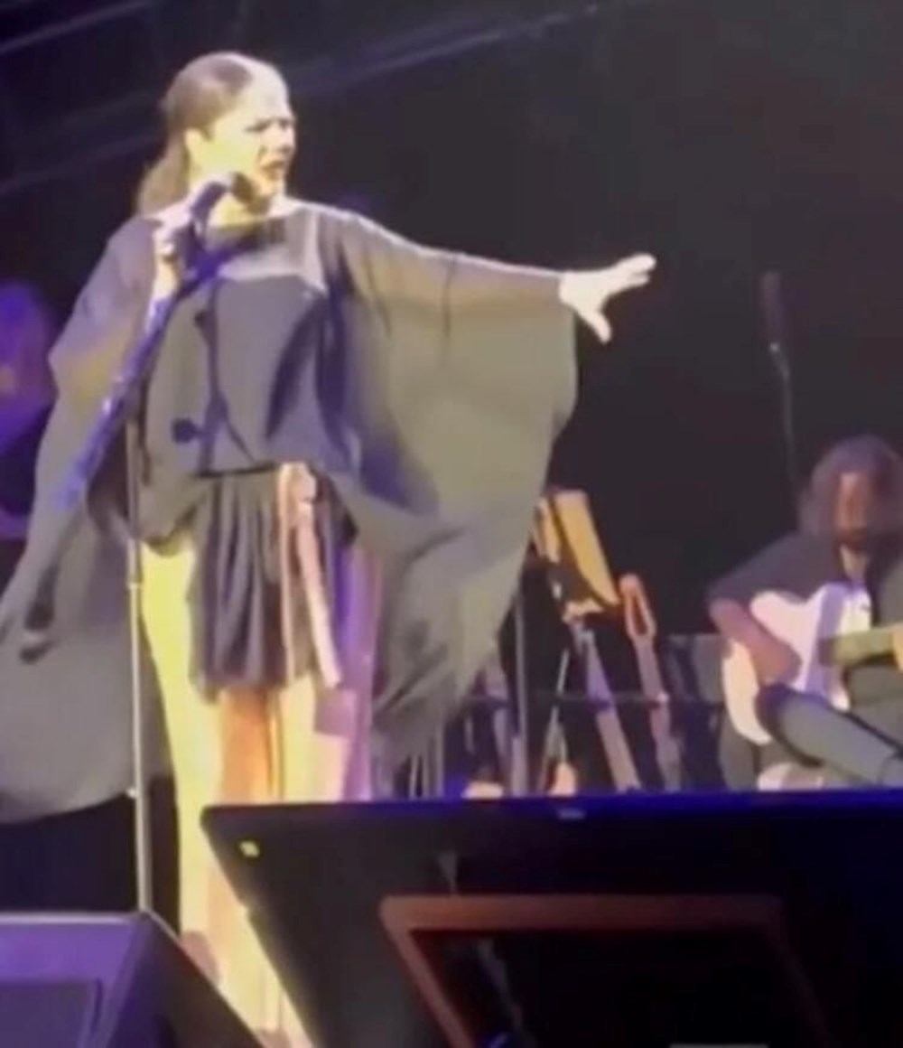 İzel korkuttu: Konserde bir anda yere yığıldı - 6