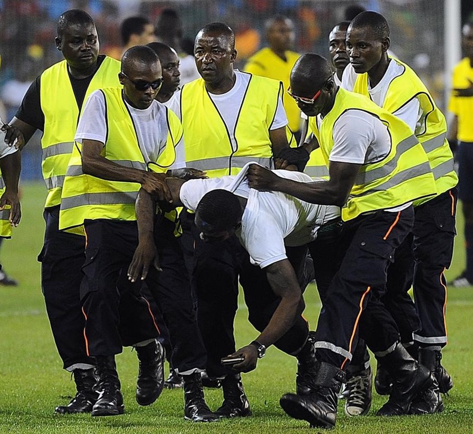 Afrika Kupası’nda Ekvator Ginesi’nin taraftarları Fildişi Sahili tribünlerine saldırdı - 2