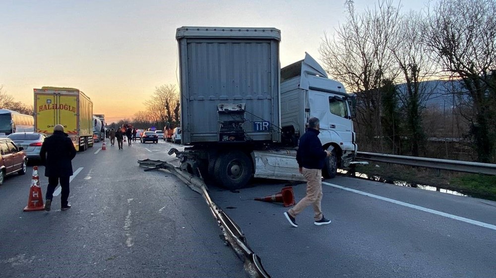 5 aracın karıştığı zincirleme kazada ortalık savaş alanına döndü - 2
