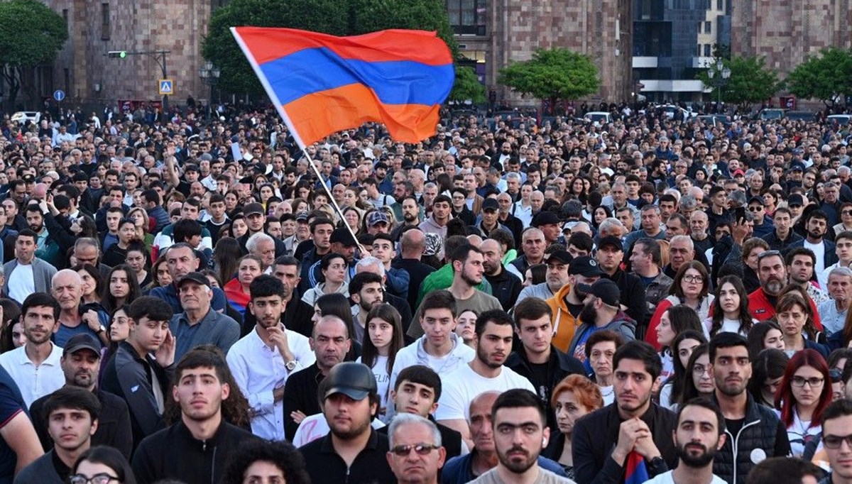 Ermenistan Başbakanı Paşinyan'ın sınır köylerini Azerbaycan'a bırakma kararı protesto edildi