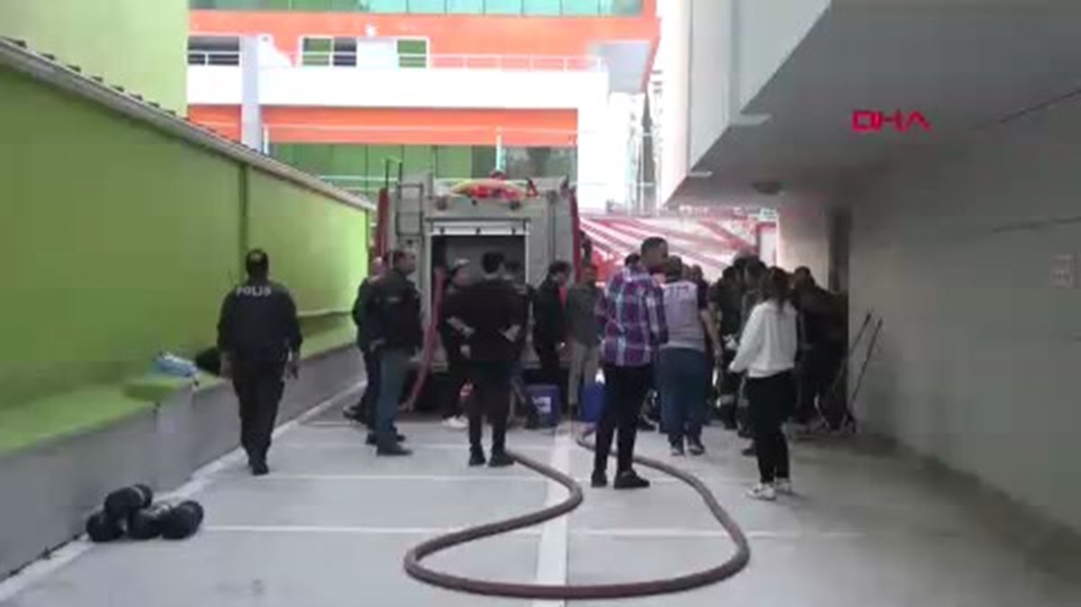 Antalya’da mobilya deposunda yangın