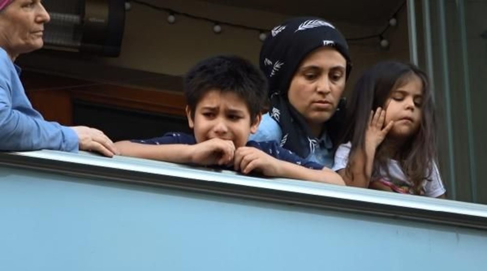 Sultangazi'de yangın: 5'i çocuk 7 kişi itfaiye merdiveniyle kurtarıldı - 1