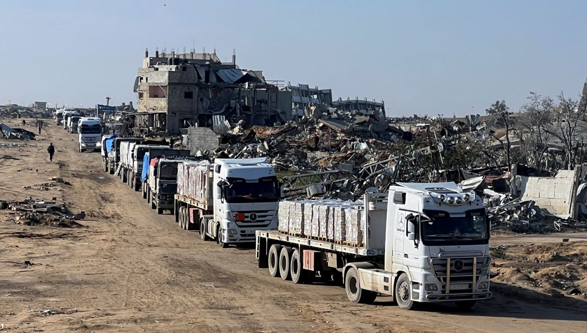 Konteyner evlerle dolu tırlar Gazze'ye girmek için bekliyor