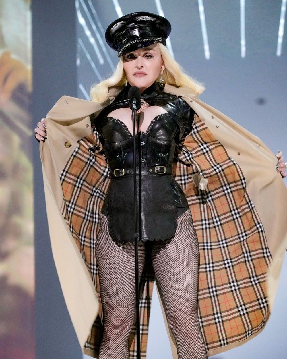 Madonna sahne performansı yüzünden kariyerinin neredeyse mahvolduğunu söyledi - 6
