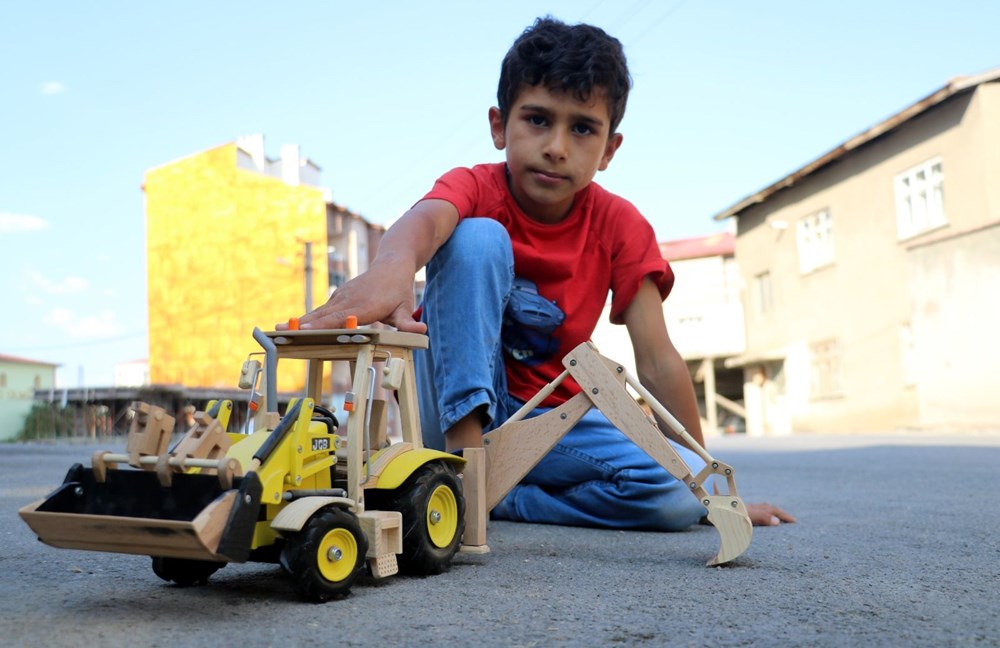 �ocukluk merak� mesle�i oldu: Ger�e�inden farks�z